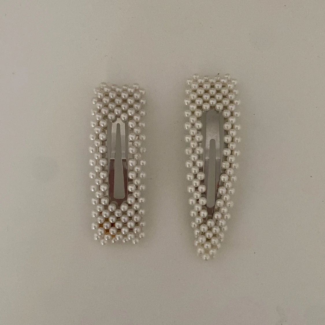 vita pärl hårspännen 🤍