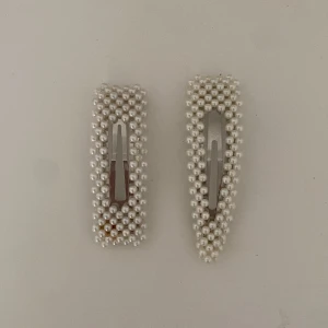 vita pärl hårspännen 🤍 - säljer dessa söta pärlhårspännen då de inte kmr till användning 🫶 de är ganska gamla men i väldigt fint skick !💞kontakta mig för intresse 💗 (priset kan såklart diskuteras !💖)