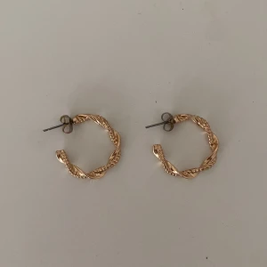 guldörhängen ❤️‍🔥💛 - säljer dessa jättefina guldörhängen 🫶 köptes för ett tag sedan men är inte slitna eller nåt sånt 💞 kommer såklart att tvätta innan köp !🥰💗kontakta mig för intresse ❤️‍🔥 priset kan såklart diskuteras!🥰