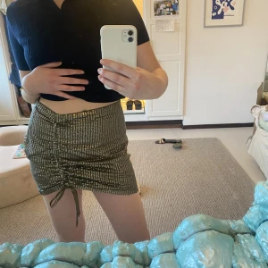 Festkjol - Glitterkjol med paljetter och knytning i sidan. Endast prövad! :)