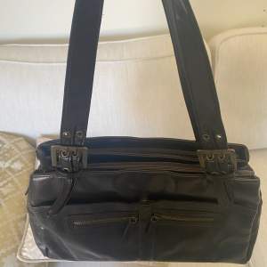 Säljer min handväska som är i jätte fint skick. Den har 3 stora fack som rymmer mycket med 2 mindre fack på framsidan. Hör av er om ni har frågor!💗