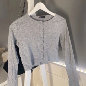 Kofta från Zara  - Fin grå kort kofta från zara. Går att ha både öppen och stängd. Storlek M men passar mer en XS/S 💌