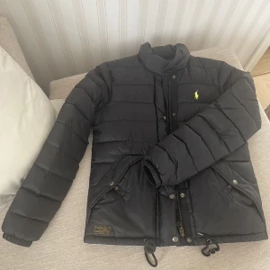 Ralp Lauren jacka - En fin Ralp Lauren jacka som är halvtjock, passar perfekt till våren! Pris kan diskuteras ☺️