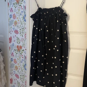 Prickig klänning - En fin prickig klänning som inte kommer till användning! Går bra att använda ”köp nu” funktionen 🫶🏻