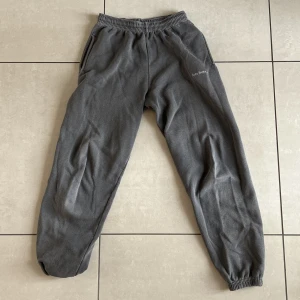 Mörkgrå mjukisbyxor UO - Mörkgråa mjukisbyxor från Urban Outfitters! Stl S. Säljer pga för små för mig. Annars bra skick. 