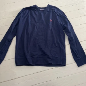Sweatshirt  - Collegetröja/sweatshirt i marinblå från NA-KD i storlek M med röd logga på vänster bröst.