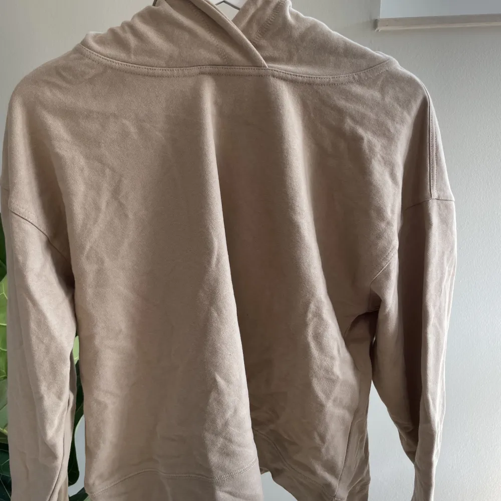 En beige hoodie från Lager 157 i storlek S, från deras black label collection😊(lite skrynklig bara på bild). Hoodies.