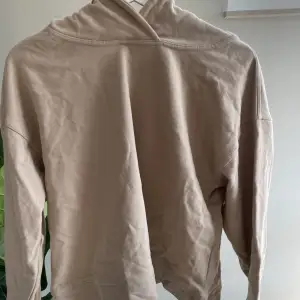 En beige hoodie från Lager 157 i storlek S, från deras black label collection😊(lite skrynklig bara på bild)