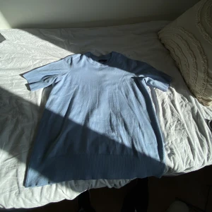 kortärmad tröja 💘 - en blå kortärmad tröja från Stockh lm i storlek s/m❣️❣️