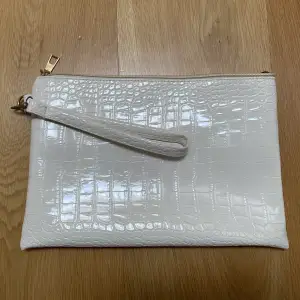Säljer denna vita kuvertväska från SHEIN. Aldrig använd och säljs pga att den inte kommer till användning. Frakt tillkommer för köparen! Ingen ångerrätt, köpt är köpt! 