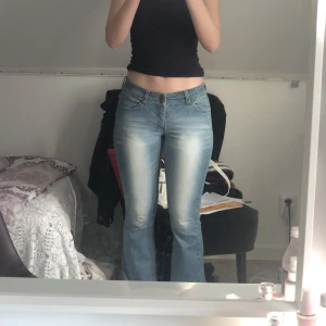 Bootcut low rise jeans  - Ljusblåa low rise jeans i gott skick. Storlek står ej men runt S-M. Passar bra i längden på mig som är ca 175, skriv vid intresse. Möter helst upp 💞