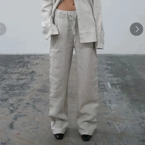 Linnebyxor - Linnebyxor från Alice Stenlöf märke Adsgn. Har sytt upp byxorna, jag är 161 cm och byxorna går ned över fötterna. Aldrig använda. Köpta för 800kr.