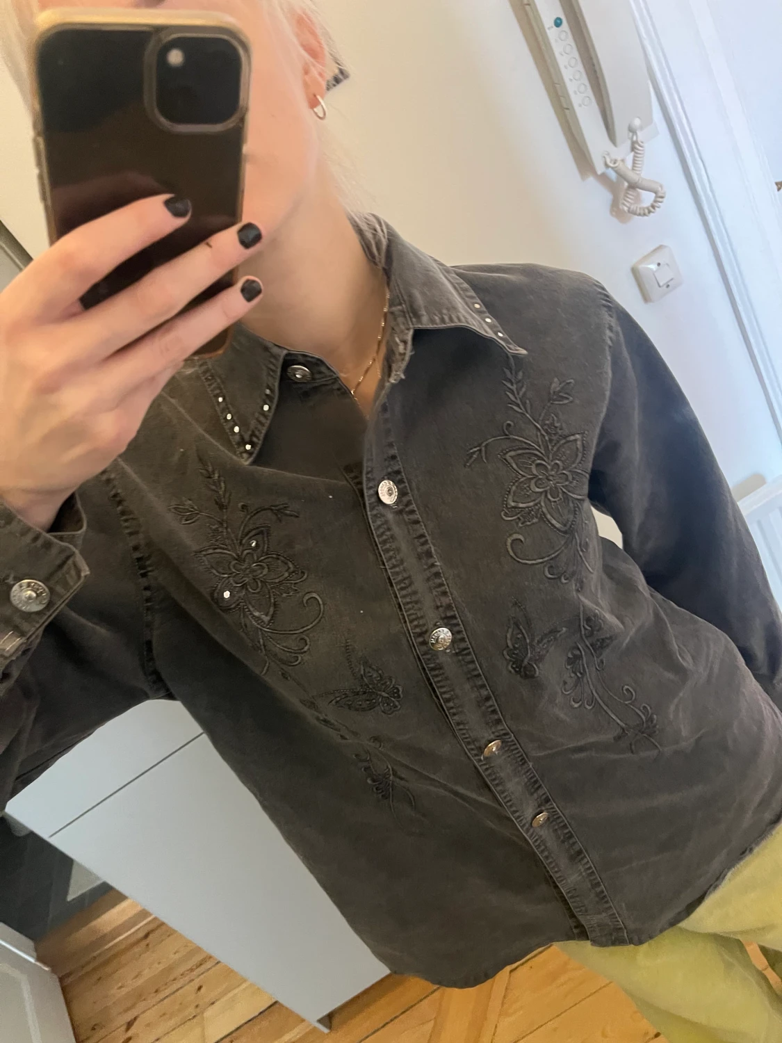 Grå skjorta med fjärilsbroderier