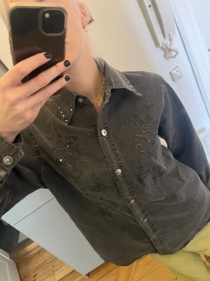 Grå skjorta med fjärilsbroderier - Grå skjorta med fjärilsbroderier köpt nyligen second hand