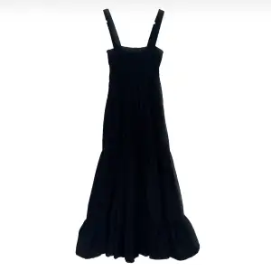 Sjukt najs långklänning från Zara i strl XS! Nyskick, säljer pga banden är lite för långa för mig <3 tips är att matcha den med skinnjackan som jag också säljer! (Kolla min profil!) 