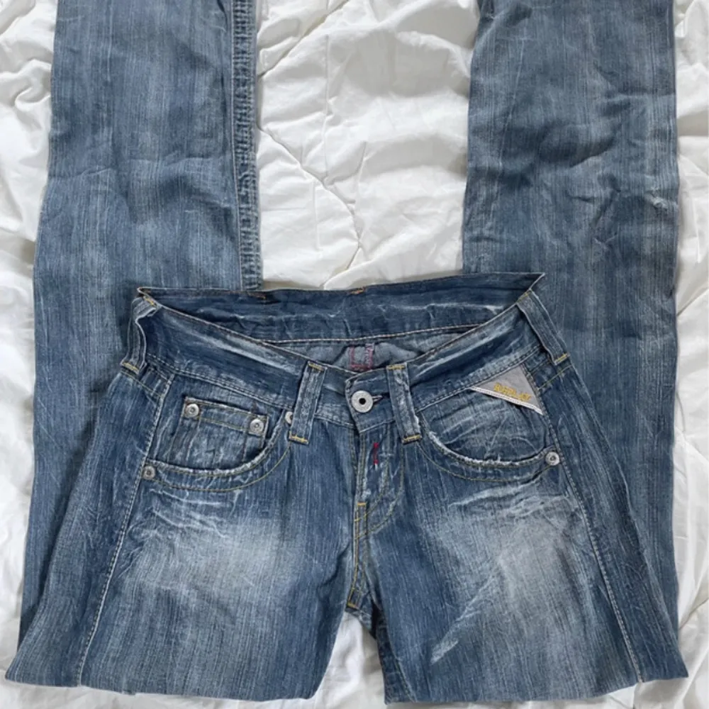 Jätte snygga lågmidjade jeans från replay! Säljer då de är för små för mig. Perfekta jeans för de som är längre då de är längre i storleken!  Kan köpas direkt för 420☀️💕 pris kan alltid diskuteras. . Jeans & Byxor.