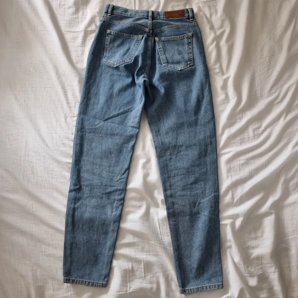 Skitsnygga blåa jeans från bikbok! För små på mig men lite lösare i benen⭐️ skulle säga att de passar någon som bär xxs ungefär⭐️ har knappar iställer för gylf! Tveka inte på att skriva om du har frågor!. Jeans & Byxor.