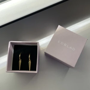 Peak hoops Edblad - Säljer mina nyköpta peak hoops örhängen från Edblad, helt äkta❤️ Vissa har kanske sätt att jag la ut annonsen innan men hade råkat sätta fel pris så det vet jag omursäkt för❤️ De är endast testade och är som nya🫶🏽 Frakter är inkluderad i det sätta priset💗