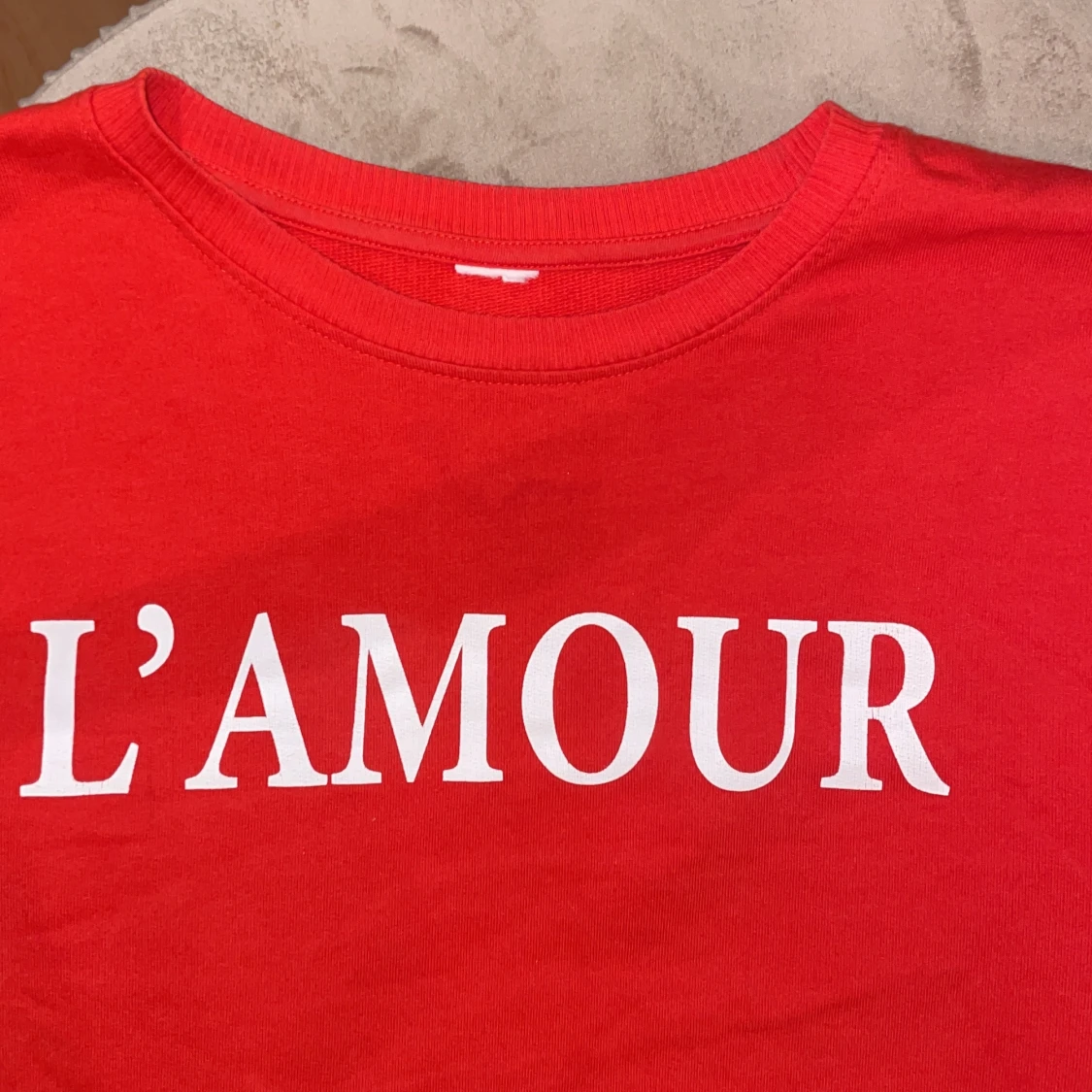 Lindex röda sweatshirt med vit L’amour text  - 91