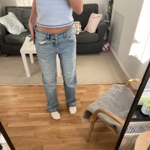 Zara mid rise - De populära zara mid Rise jeansen! Storlek 38! Säljer även ett till par i 36 och ett ljusare par i 38!🪩🪩