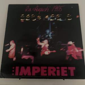 Imperiet Live 1985 LP! I okej skick, har några repor men ändå spelbar! 