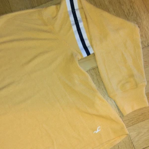 Supermjuk tröja från hollister - Wofflat tyg Aldrig använd Sjukt mjuk Halv croppad Oversized fit passar S-M