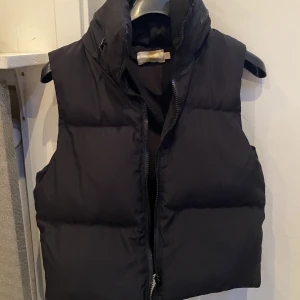 Väst - Säljer nu mina fina väst ifrån Chelsea i strl S. Säljer pga av att den inte är min stil länge och kommer aldrig till använding. Inga defekter och i bra skick! 