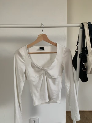 Long sleeved white twist front top  - Har bara använt denna få gånger och den sitter jätte fint o passar bra.