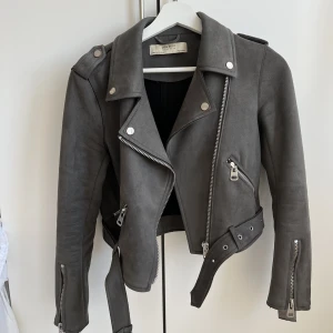 Jacka zara - Superfin jacka i mockaimitation, perfekt för våren. Inköpt på Zara för ett par år sedan. Fint skick.