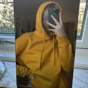 Hoodie från Pull&Bear Man. Använd enstaka gånger så i väldigt gott skick och mjuk på insidan. Bara att höra av sig om man vill ha fler bilder 🥰