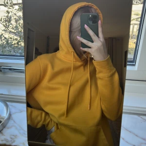 Gul hoodie - Hoodie från Pull&Bear Man. Använd enstaka gånger så i väldigt gott skick och mjuk på insidan. Bara att höra av sig om man vill ha fler bilder 🥰