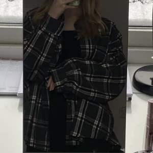 Rutig skjorta - - Stor i storlek
