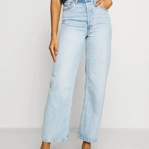 Ribcage straight jeans - Säljer ett par HELT NYA Levis jeans som tyvärr var för små för mig! Sjukt snygga! Knäppa med knappar fram. Nypris: 1160kr