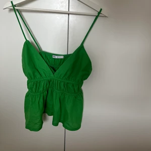Zara topp - Grön topp från zara som inte säljs längre, använd ett fåtal gånger. Stl xs. Frakt till kommer på 51kr (spårbart) ❗️BUDGIVNING PGA STORT INTRESSE❗️