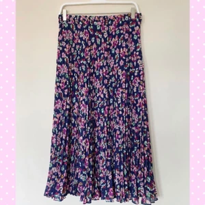 Blommig midikjol  - Jättefin plisserad midikjol med blommor från &other stories. Storlek 40. Ny med lappar kvar. Nypris 690kr. Säljer för att den tyvärr är för liten för mig. 