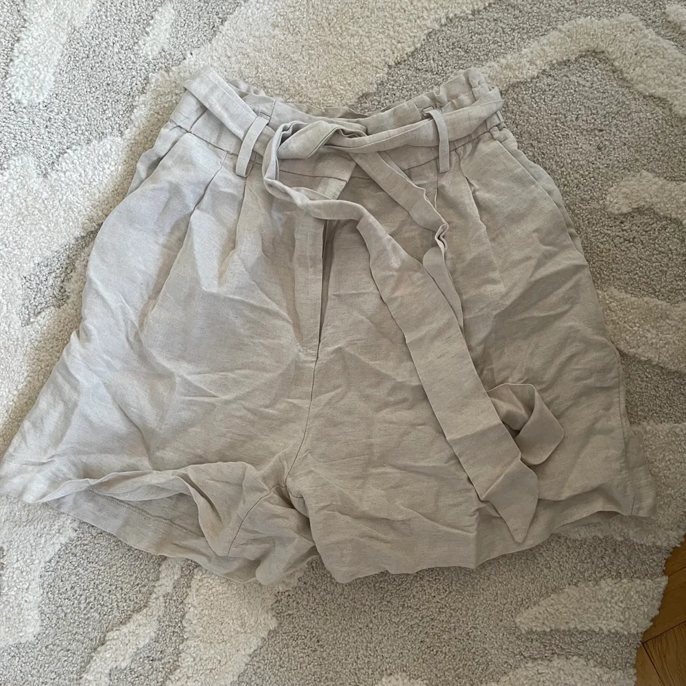 Linneshorts från hm, tyvörr blivit för stora för mig nu. Rensat garderoben, vill ni ha flera plagg går det att ordna paketpris & samfrakt!😄. Shorts.