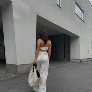 Linnebyxor/kostymbyxor - Superfina byxor från nakd, tyvärr blivit lite stora för mig, är 168 cm. Rensat garderoben, vill ni ha flera plagg går det att ordna paketpris & samfrakt!😄