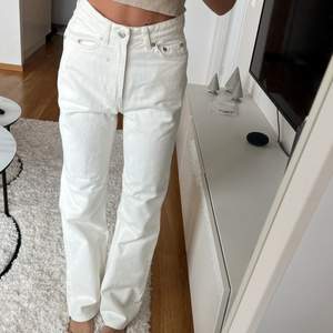 Jeans från weekday i modellen row. Aldrig använda. I stl 24 i midjan och 32 i längden.💓