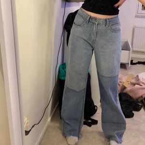 Jeans - Ett är blåa jeans, storlek S, lite stora men de är bara snyggt! 