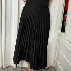 svart plisserad kjol zara - storlek: S. märke: Zara. möts upp i stockholm eller fraktar. kjolen finns kvar🖤