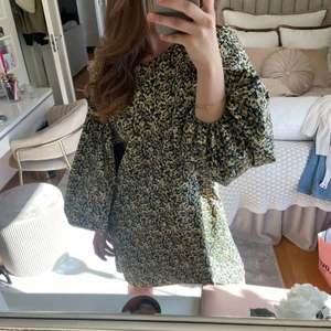 Klänning - SÅ söt klänning ifrån hm som endast är använd en gång! Supersöt med puffiga ärmar