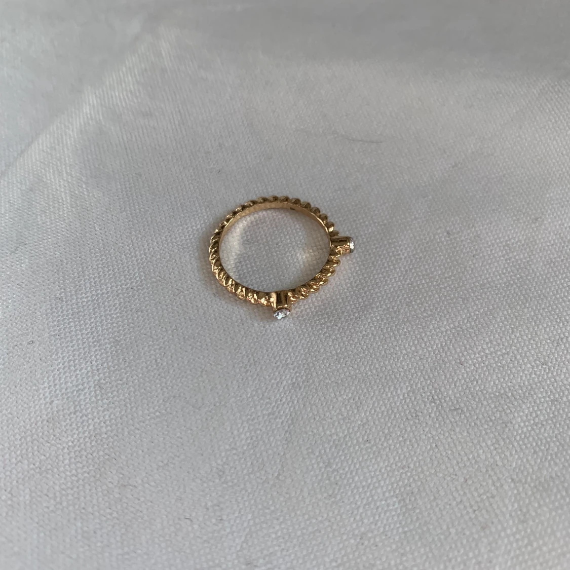 detaljerad guldring med bling