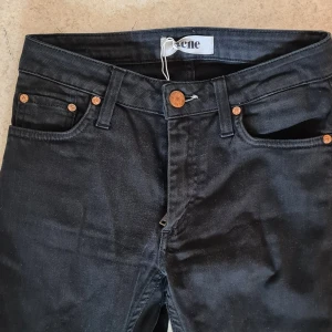 Acne lågmidjade jeans - Lågmidjade acne-jeans köpta second hand. Aldrig använda av mig då jag missade att de var lågmidjade! Skriv privat om fler bilder önskas!