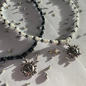 Pärlmix solhalsband - Halsband med seedbeads och silverpläterad sol berlock. Finns i svart och vit🤍