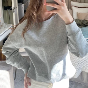 Tröja - Snygg grå tröja ifrån ONLY som har ”rynkat” vid båda ärmarna, jättefin detalj!