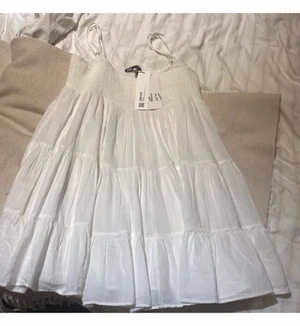  Zara klänning - Säljer min helt oanvända klänning från zara! Ny med prislapp kvar💓 Storlek S, andra bilden är egen. Köptes för 399. Frakt ingår inte i priset så bud +66 