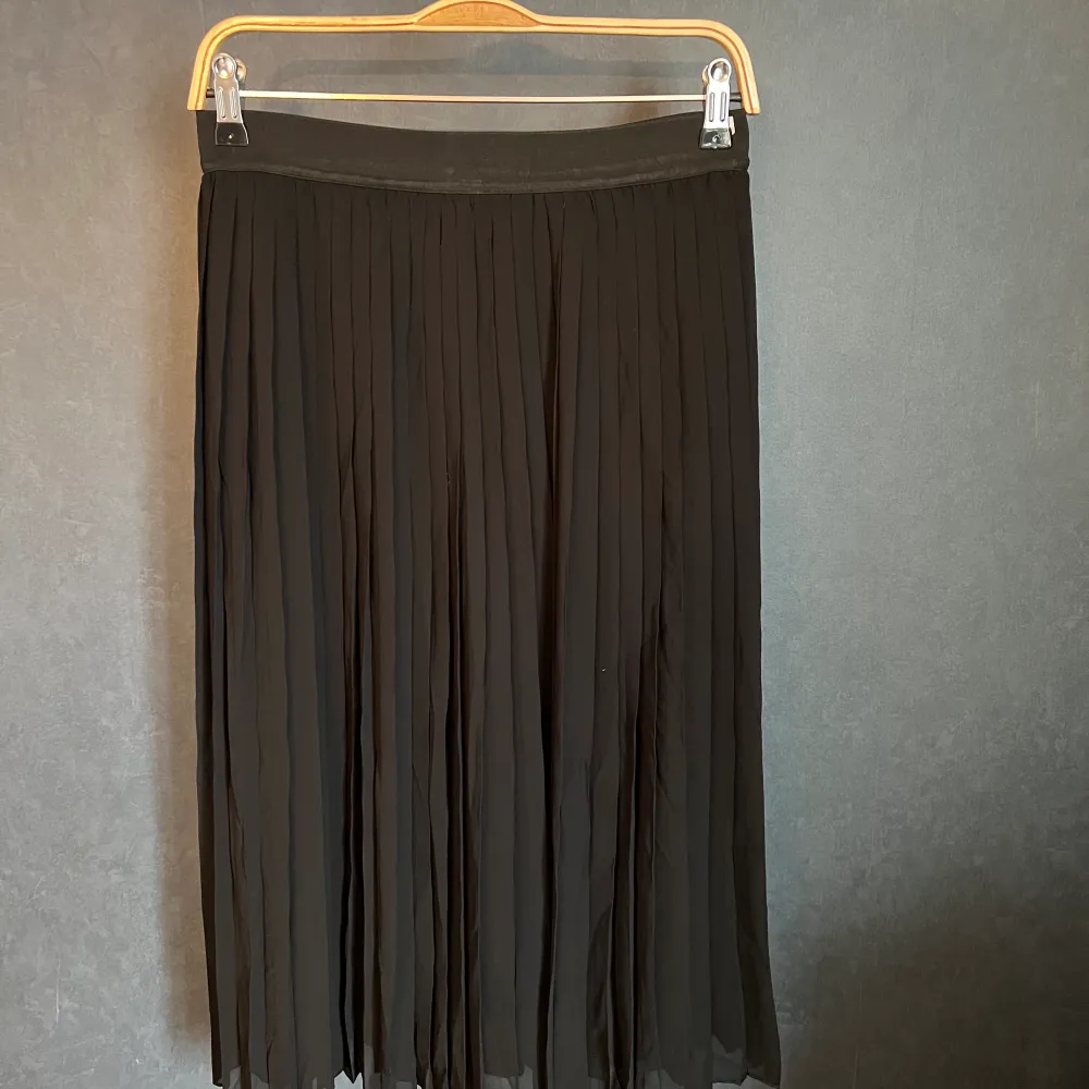 Oanvänd svart kjol från NA-KD.. Kjolar.