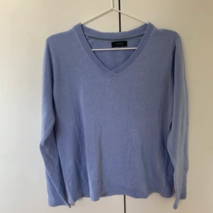 Blå stickad tröja  - Blå stickad tröja från antea i jätte bra skick med randiga detaljer vid kragen och slutet av armarna. Första bilden visar färgen som bäst.😁