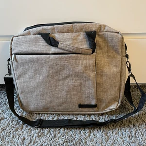 Datorväska  - Har använt den bara 1 gång, den kommer inte till användning😔 Nypris: 100kr mitt pris: 85kr ink frakt💕