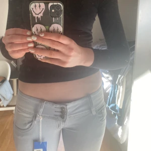 Lånmidjade jeans💙 - Säljer dessa jätte fina långmidjade jeansen! Bra i längd på mig som är 179!! (Lite tajta i låren). Det står storlek 40 men sitter mer som 36/38💋🙌🏽🙌🏽